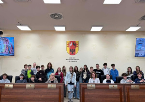 Zdjęcie grupowe w Sali obrad, głównej sali posiedzeń Sejmiku.