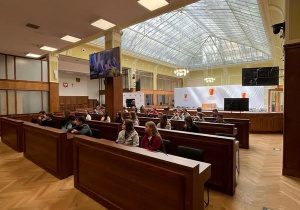 Uczniowie przebywają w Sali obrad Sejmiku Województwa Łódzkiego