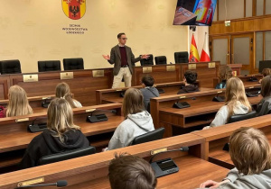 Uczniowie przebywają w Sali obrad Sejmiku Województwa Łódzkiego