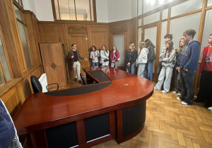 Uczniowie zwiedzają zabytkowy budynek Sejmiku.
