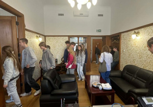 Uczniowie zwiedzają Sale klubowe - przestrzenie przeznaczone do pracy i spotkań dla radnych reprezentujących poszczególne ugrupowania polityczne.