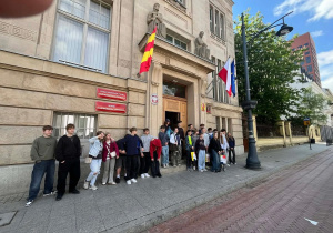 Uczestnicy wycieczki stoją przed gmachem Sejmiku Województwa Łódzkiego.