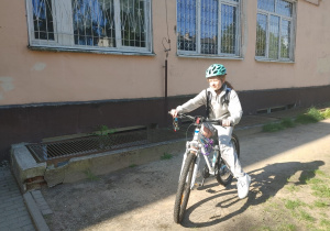 Uczestniczka ze Szkoły Podstawowej nr 137 w Łodzi biorąca udział w akcji Rowerowy Maj.