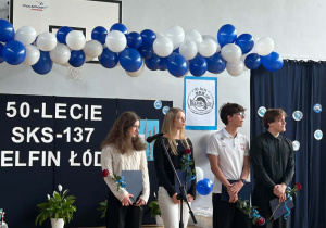 Byli zawodnicy SKS 137 Delfin Łódź odbierają nagrody za swoje osiągnięcia. Nagrody z okazji Jubileuszu wręczają trenerki Izabela Gutenplan i Monika Rozwadowska