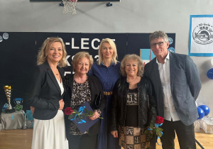 Zaproszona na jubileusz 50 – lecie SKS Delfin dyrektor Irena Przybyłek, trenerka Luba Pawlak, prowadząca uroczystość trenerka Izabela Gutenplan, Monika Rozwadowska i trener Piotr Kapczyński.