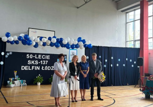 Dyrektor Ewa Morzyszek - Banaszczyk, trenerka Izabela Gutenplan, trenerka Monika Rozwadowska, trener Piotr Kapczyński odbierają gratulacje.