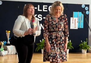 Wiceprezes SKS Delfin Łódź – pani Katarzyna Koralewska – Pietrzak odbiera puchar i jubileuszowe gratulacje od dyrektora Wydziału Sportu - pani Marty Górskiej - Han