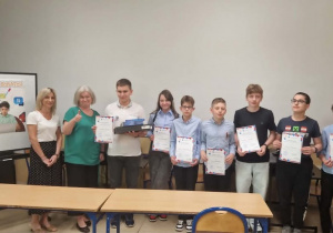 Finaliści Wojewódzkiego Konkursu Informatyczno-Programistycznego „SZTOS” z nagrodami i dyplomami.