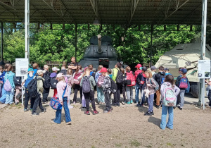 Dzieci podziwiają pojazdy wojskowe odnalezione w Pilicy.