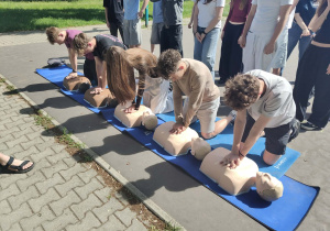 Pierwsza pomoc – ćwiczenia wykonywane przez uczniów podczas gry terenowej.