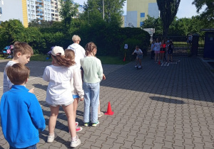 Rywalizacje sportowe klas młodszych podczas święta szkoły.