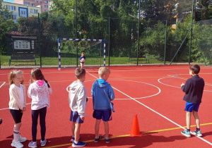 Klasy młodsze startują w konkurencjach sportowych z piłką.