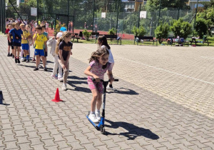 Rywalizacje sportowe klas młodszych – jazda na hulajnodze.