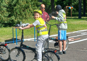 Uczestnik Rowerady z klasy 5d podczas jazdy rowerem.