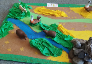 Step - prace uczniów klas piątych z zastosowaniem różnorodnych materiałów plastycznych i dekoracyjnych.