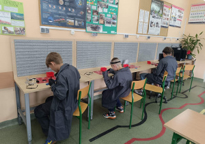 Samodzielna praca uczniów nad składaniem urządzenia zgodnie z instrukcją.