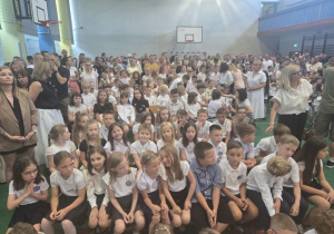 Uczniowie klas młodszych podczas uroczystości zakończenia roku szkolnego.