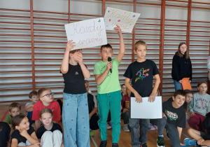 Prezentacja klasy 4b podczas apelu poświęconego przeciwdziałaniu przemocy rówieśniczej.