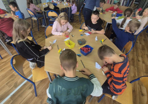 Uczniowie klasy 2b i 3e wykonują herb Łodzi metodą orgiami.