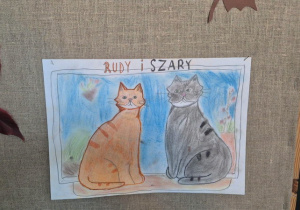 Rysunek kredkami przedstawiający dwa koty, szarego i rudego. Autorka pracy jest uczennica klasy 3b.
