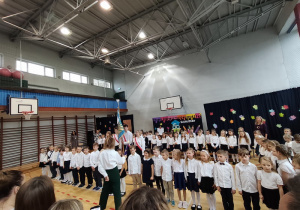 Pani Dyrektor Joanna Mrowińska – Wange pasuje uczniów klasy 1a, 1b, 1c i 1d.