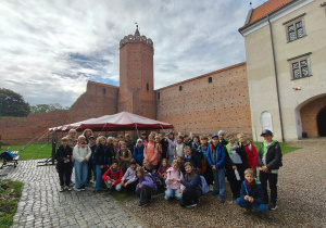 Zdjęcie grupowe uczniów klasy 4b przed Zamkiem Królewskim w Łęczycy.