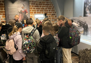 Dzieci z klasy 4c zwiedzają Zamek Królewski z przewodnikiem.