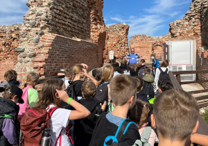 Wejście do ruin Zamku w Besiekierach.