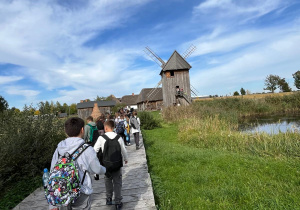 Grupa uczniów w drodze do Grodziska w Tumie
