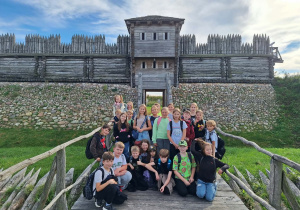 Grupa uczniów przed brama wejściową do Grodziska w Tumie.