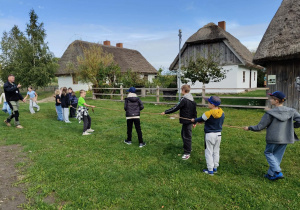 Zabawy w Skansenie – przeciąganie liny.