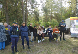 Uczniowie z klas ósmych podczas akcji Sprzątanie świata w towarzystwie przedstawicieli Straży Miejskiej