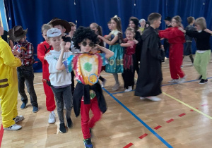 Uczniowie uczestniczący w balu podczas wspólnych tańców i zabaw karnawałowych