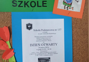 Plakat przed wejściem do szkoły – Witamy w naszej szkole