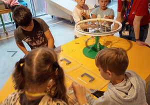 Uczniowie podczas warsztatów muzycznych budowali instrumenty muzyczne z przedmiotów codziennego użytku.