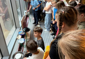 Uczniowie podczas warsztatów muzycznych budowali instrumenty muzyczne z przedmiotów codziennego użytku.