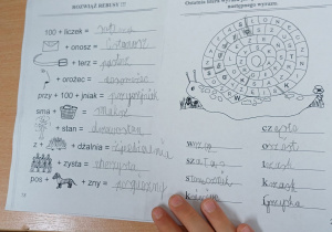 Uczniowie rozwiązuję na zajęciach logopedycznych rebusy i krzyżówki.
