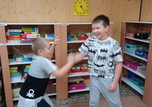 Uczniowie podczas ćwiczenia – Powitania krążą po Sali i witają się na różne sposoby zaproponowane przez prowadzącego – Jak politycy, jak przyjaciele, po długiej rozłące itp.