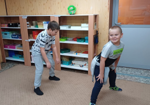 Ćwiczenie Model. Jeden uczestnik pokazuje wymyślone ruchy, a pozostali go naśladują. Potem następuje zmiana.