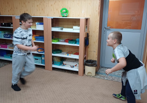 Ćwiczenie Model. Jeden uczestnik pokazuje wymyślone ruchy, a pozostali go naśladują. Potem następuje zmiana.