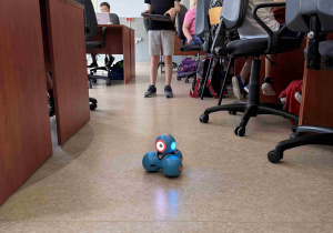 Uczeń posługuje się robotem Dash.